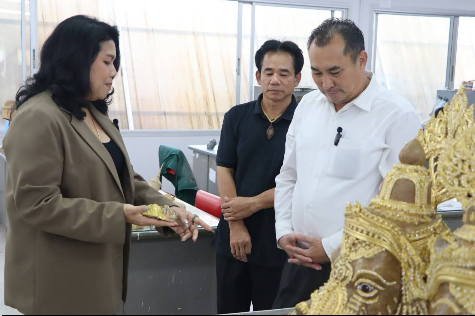 title - นายอำเภอบางไทร และคณะผู้บริหารท้องถิ่น ลงพื้นที่เยี่ยมชมสถานที่ภายใน ศูนย์ส่งเสริมและพัฒนาอาชีพเสริมนอกภาคการเกษตร (ศูนย์ศิลปาชีพบางไทรฯ (เดิม)) และแผนกฝึกอบรมทั้ง 12 แผนก